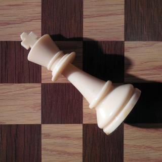 fallen king chess piece